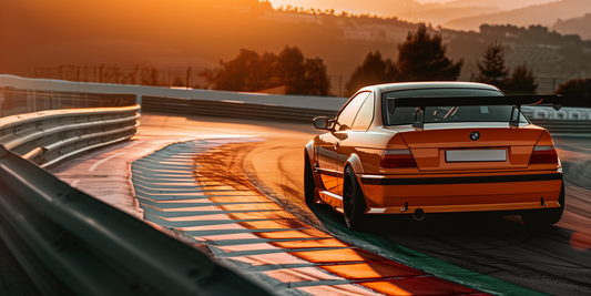 Poster E36 Orange sur Circuit au Coucher du Soleil 🖼️🚗 – Livraison offerte